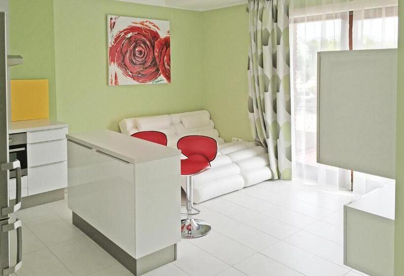 فندق Lake View Apartments Near Golf Resort Kunětická Hora, Dříteč