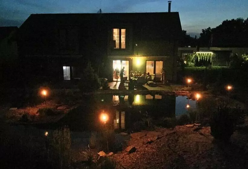 Hotelli Lake View Apartments Near Golf Resort Kunětická Hora, Dříteč