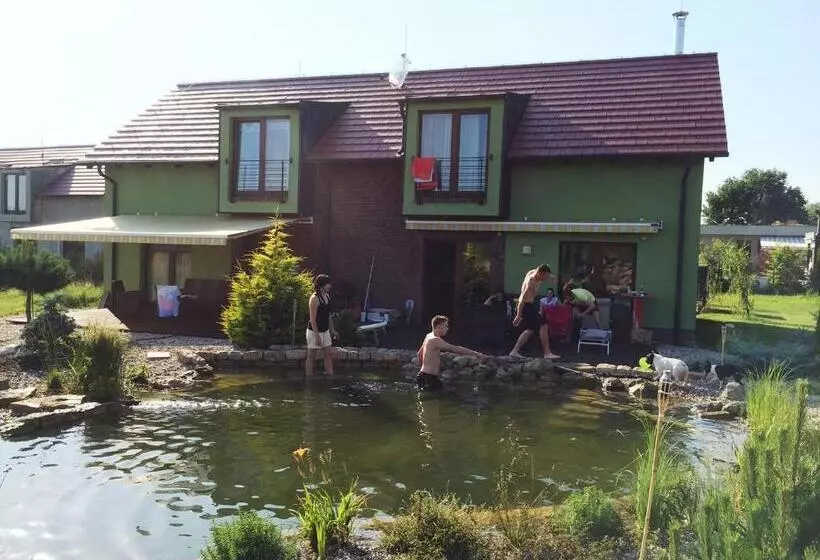 Hotelli Lake View Apartments Near Golf Resort Kunětická Hora, Dříteč