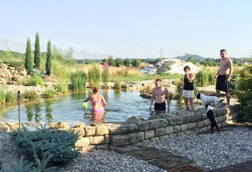 Hotelli Lake View Apartments Near Golf Resort Kunětická Hora, Dříteč
