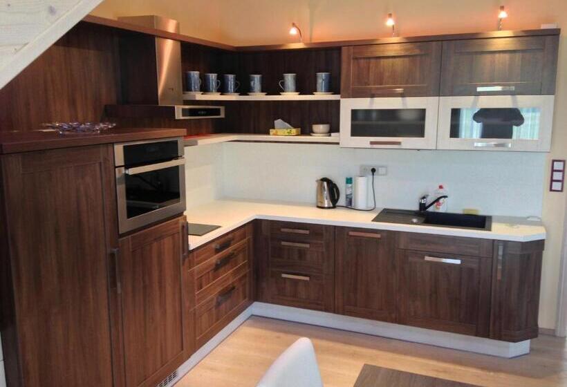 فندق Lake View Apartments Near Golf Resort Kunětická Hora, Dříteč