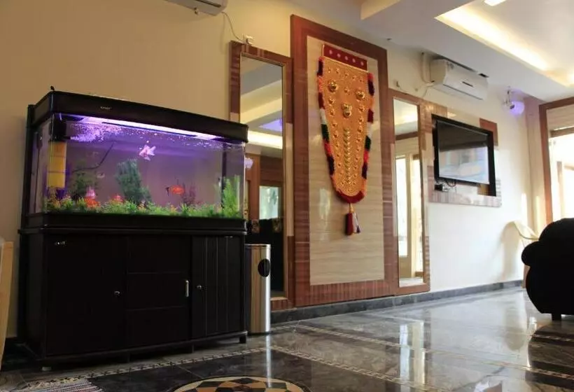 Hotelli Sri Sarvesha Residency Temple View