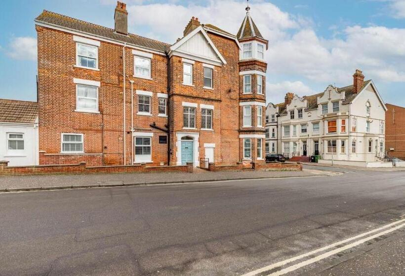 Host & Stay Cabbell Towers