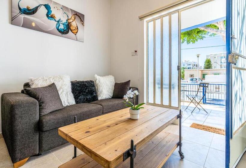 Nala   2 Br Apartment In Larnaca