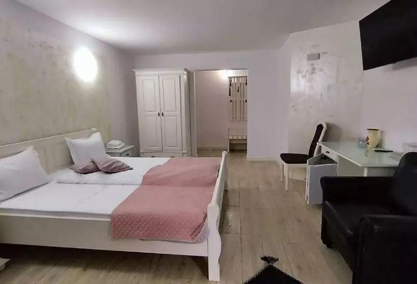 Hotelli La Răscruce De Ape
