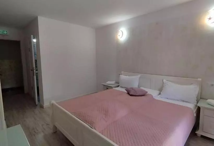 Hotelli La Răscruce De Ape