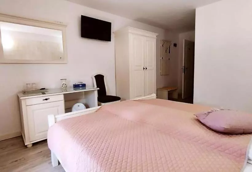 Hotelli La Răscruce De Ape