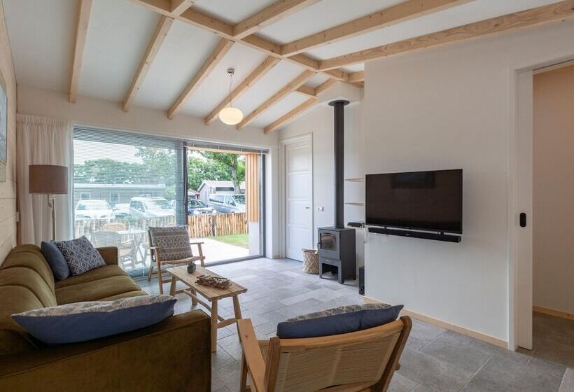 Attractive Home With Terrace