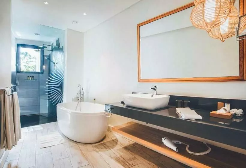 هتل Victoria Beachcomber Resort & Spa   Victoria For 2   Adults Only