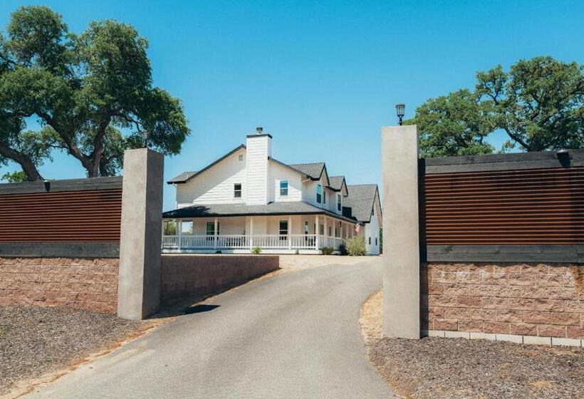 Wine Country Modern Farmhouse With Heated Pool, Hot Tub, Cybertruck