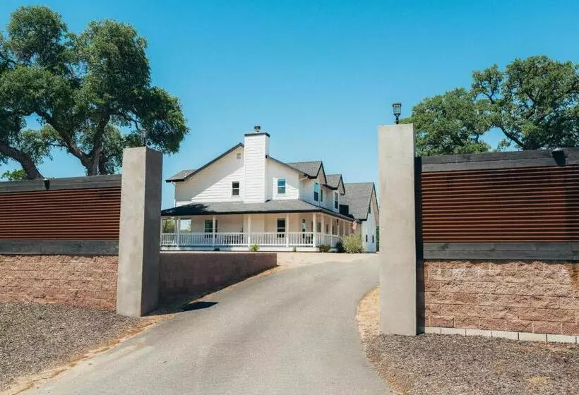 Wine Country Modern Farmhouse With Heated Pool, Hot Tub, Cybertruck