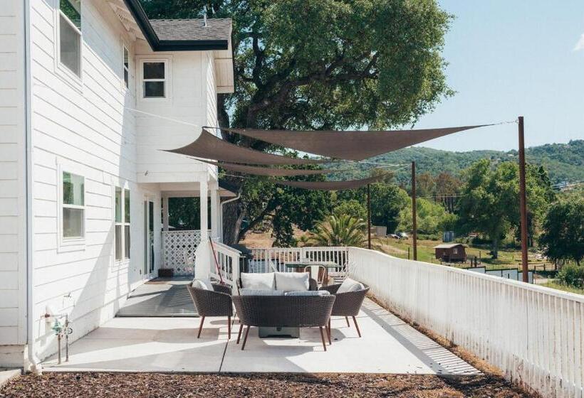 Wine Country Modern Farmhouse With Heated Pool, Hot Tub, Cybertruck