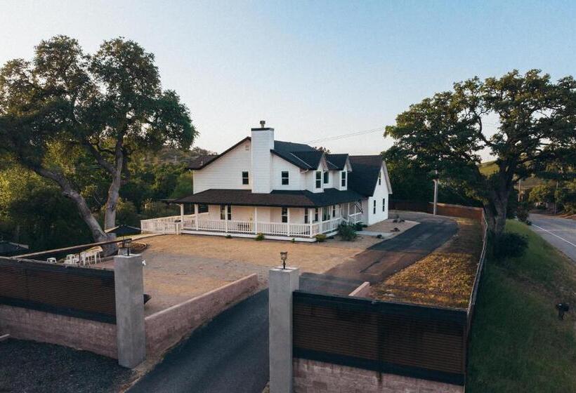 Wine Country Modern Farmhouse With Heated Pool, Hot Tub, Cybertruck