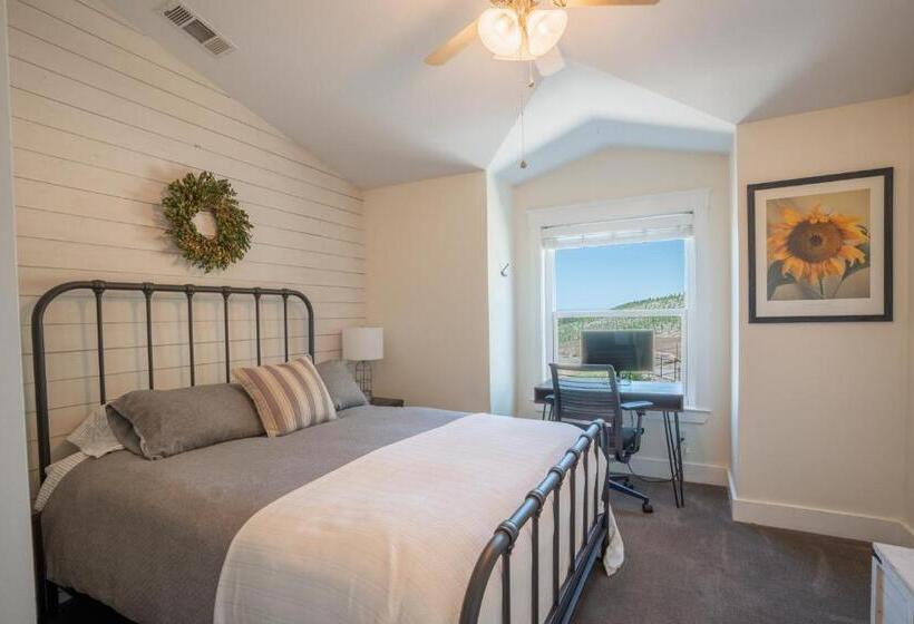 Wine Country Modern Farmhouse With Heated Pool, Hot Tub, Cybertruck