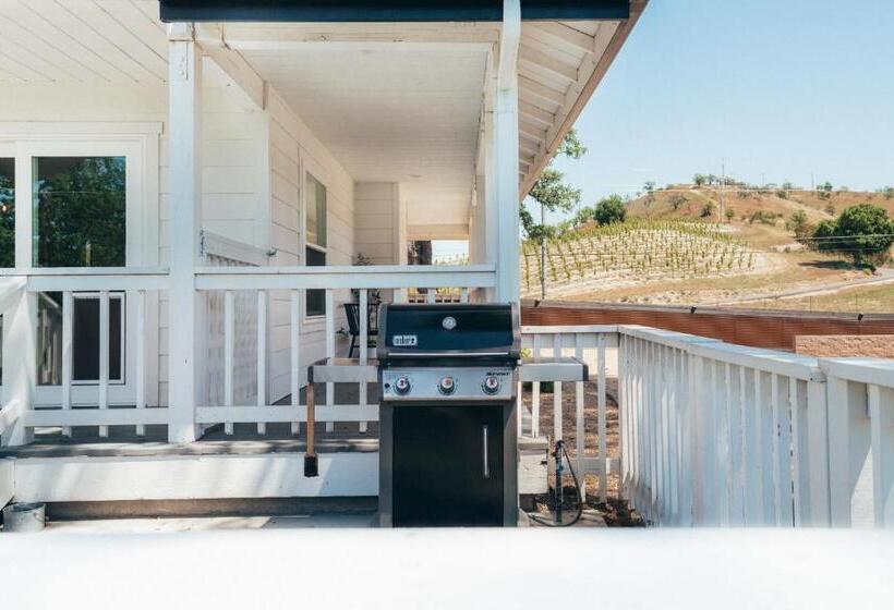 Wine Country Modern Farmhouse With Heated Pool, Hot Tub, Cybertruck