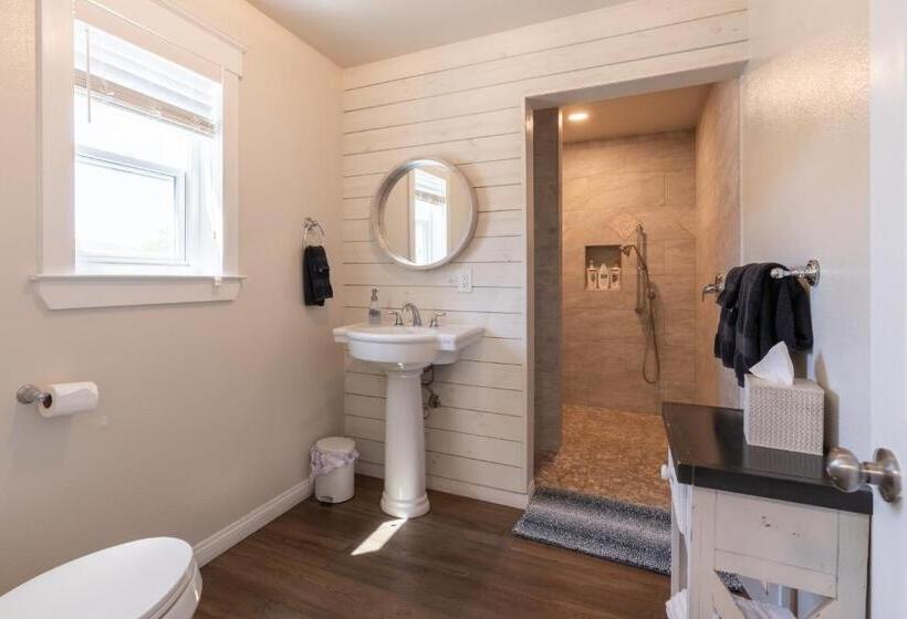 Wine Country Modern Farmhouse With Heated Pool, Hot Tub, Cybertruck