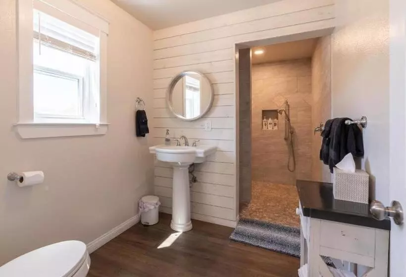 Wine Country Modern Farmhouse With Heated Pool, Hot Tub, Cybertruck