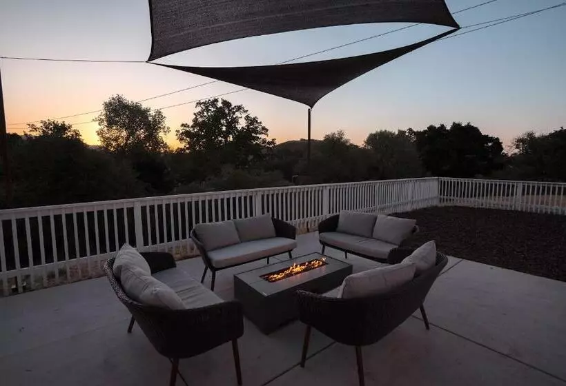 Wine Country Modern Farmhouse With Heated Pool, Hot Tub, Cybertruck