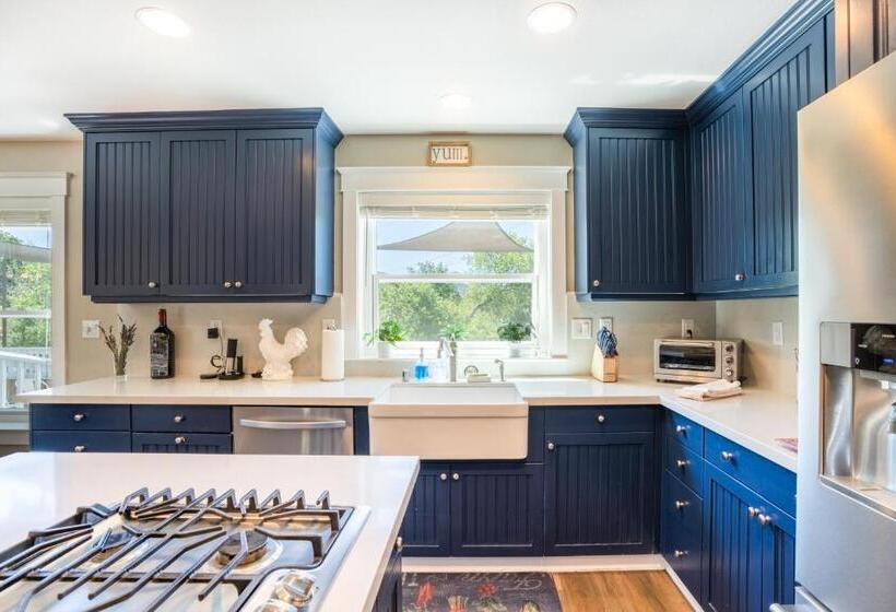 Wine Country Modern Farmhouse With Heated Pool, Hot Tub, Cybertruck