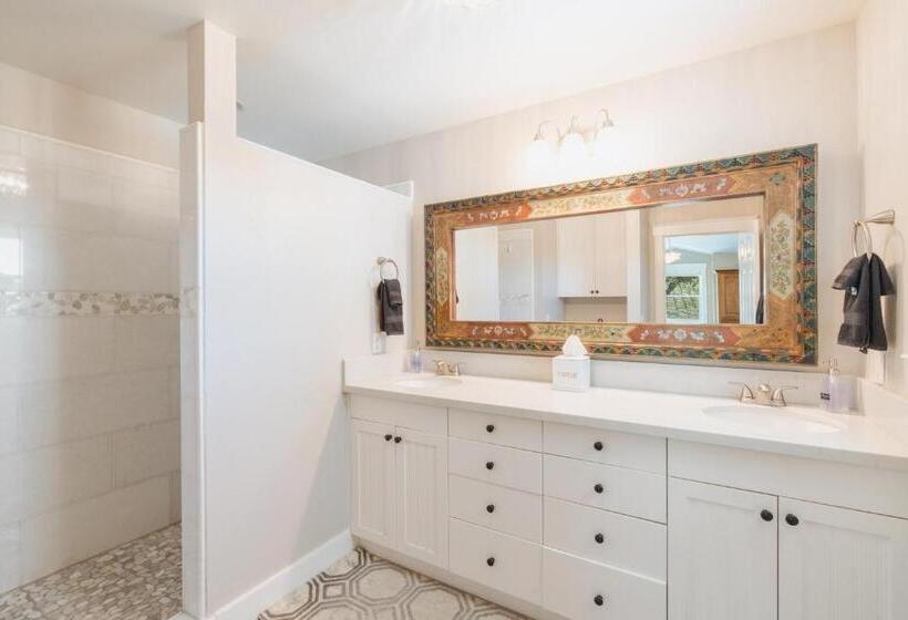 Wine Country Modern Farmhouse With Heated Pool, Hot Tub, Cybertruck