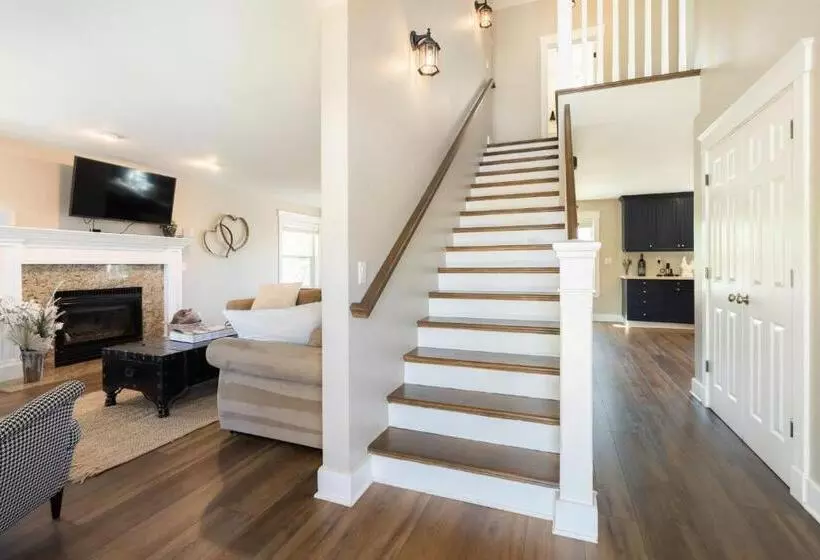 Wine Country Modern Farmhouse With Heated Pool, Hot Tub, Cybertruck