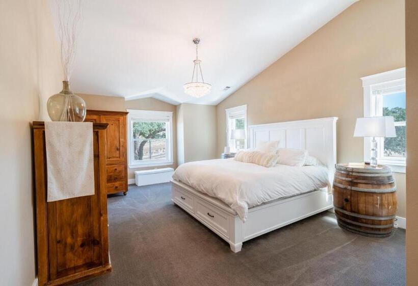 Wine Country Modern Farmhouse With Heated Pool, Hot Tub, Cybertruck