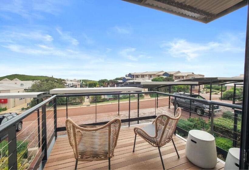 A Stones Throw Gnarabup