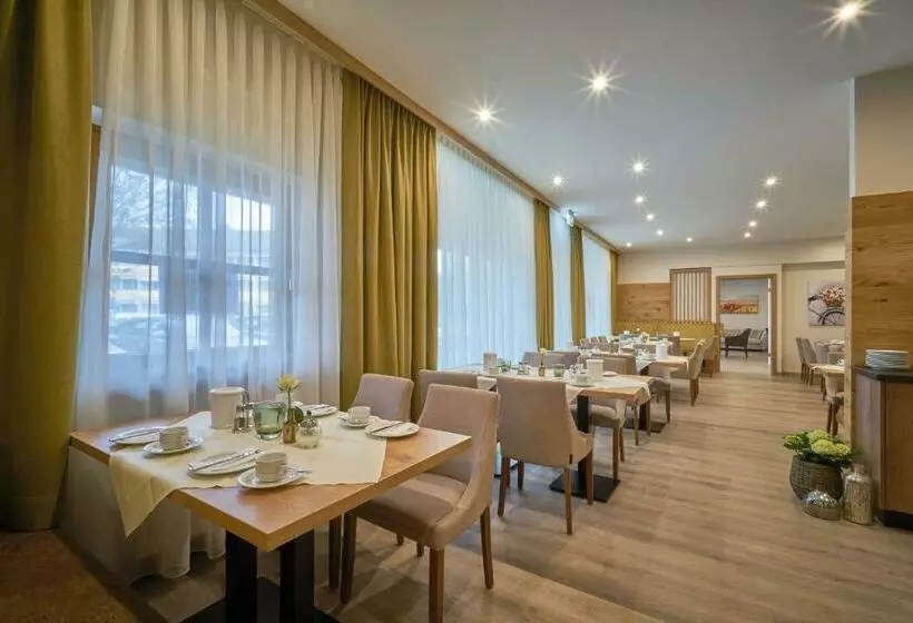 ベッドアンドブレックファースト Gästehaus Huber   Hotel Garni