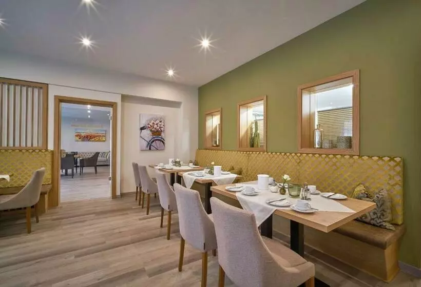 ベッドアンドブレックファースト Gästehaus Huber   Hotel Garni