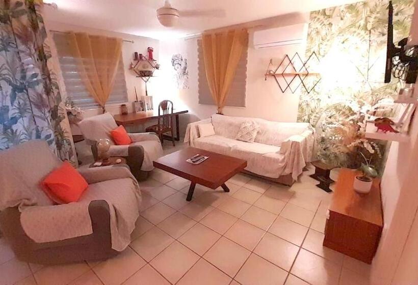 Chalet Charmant A Saint Joseph Avec Terrasse Et Jardin