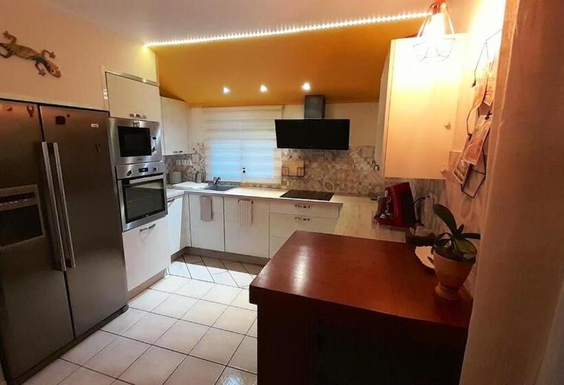 Chalet Charmant A Saint Joseph Avec Terrasse Et Jardin