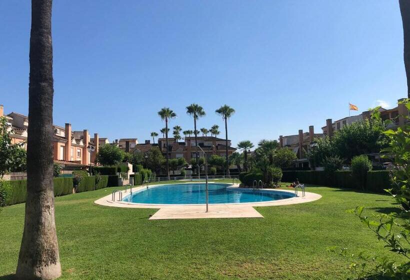 Adosado Para Familias Al Lado De La Playa, Con Piscina