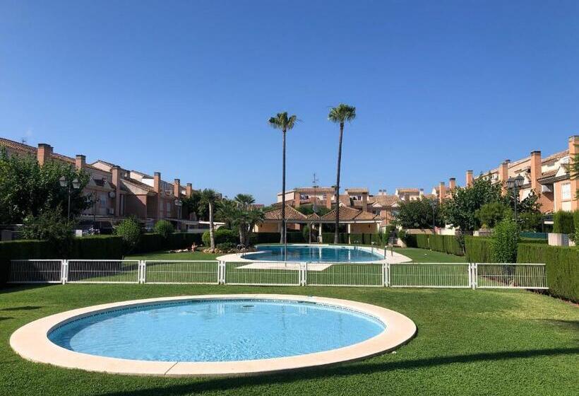 Adosado Para Familias Al Lado De La Playa, Con Piscina