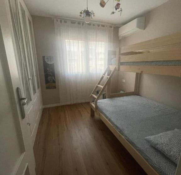 Adosado Para Familias Al Lado De La Playa, Con Piscina