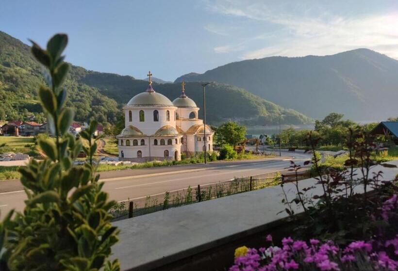 Apartment Lake Story