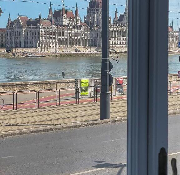 Luxury Riverside Panorama Apartment