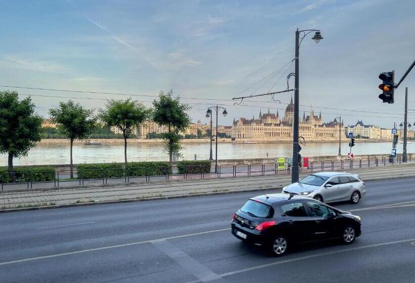 Luxury Riverside Panorama Apartment