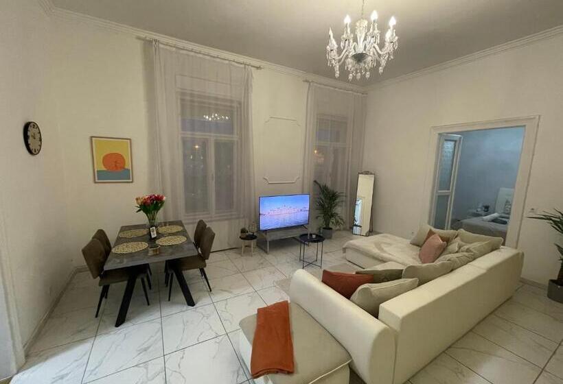 Luxury Riverside Panorama Apartment