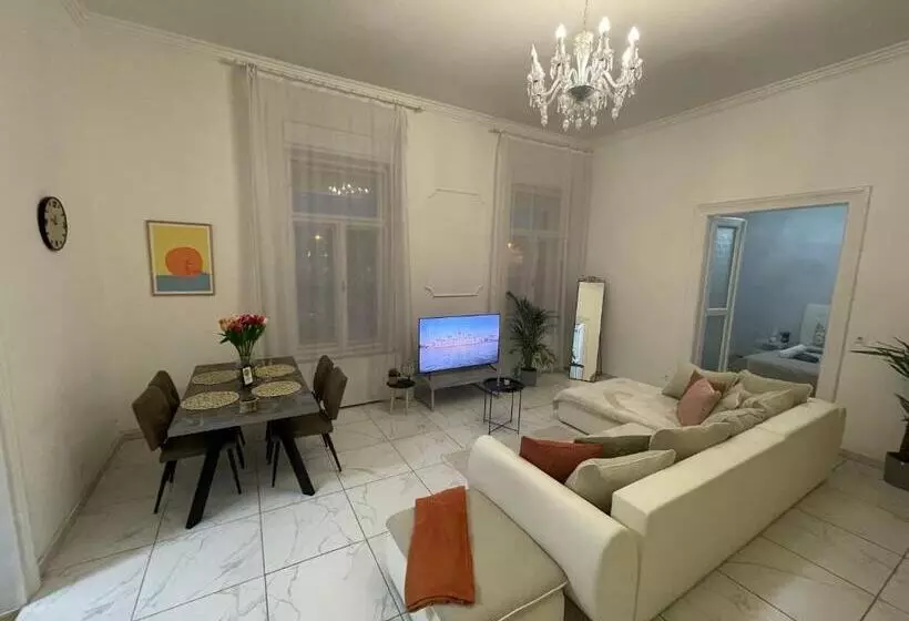 Luxury Riverside Panorama Apartment