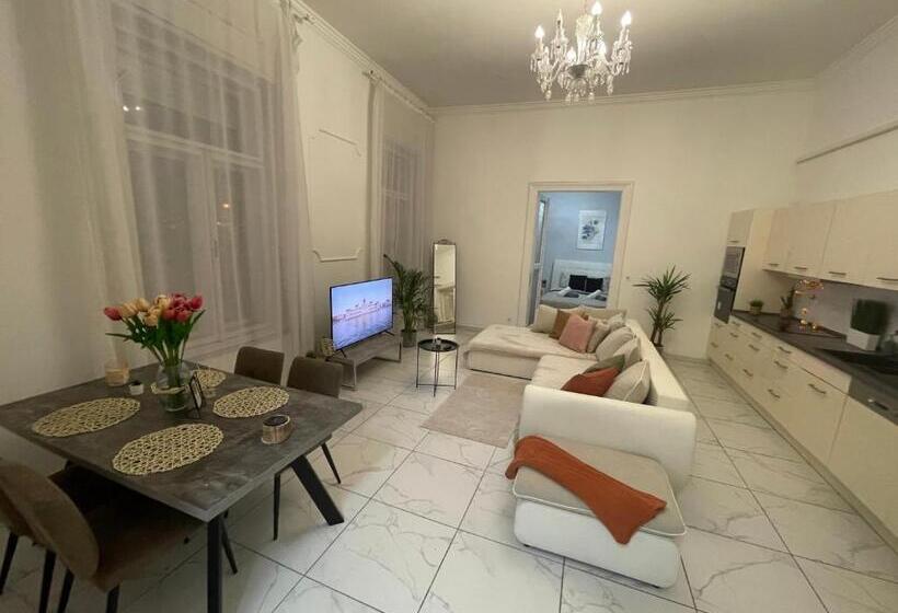 Luxury Riverside Panorama Apartment