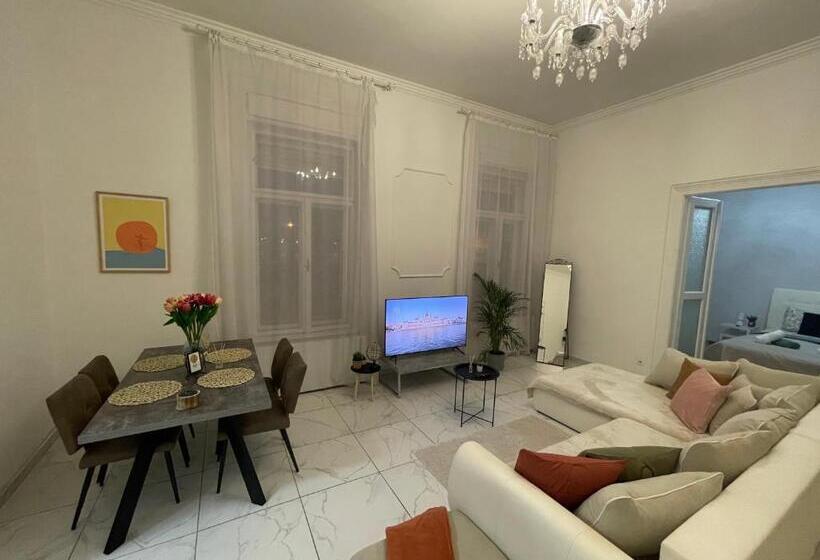 Luxury Riverside Panorama Apartment