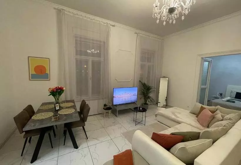 Luxury Riverside Panorama Apartment