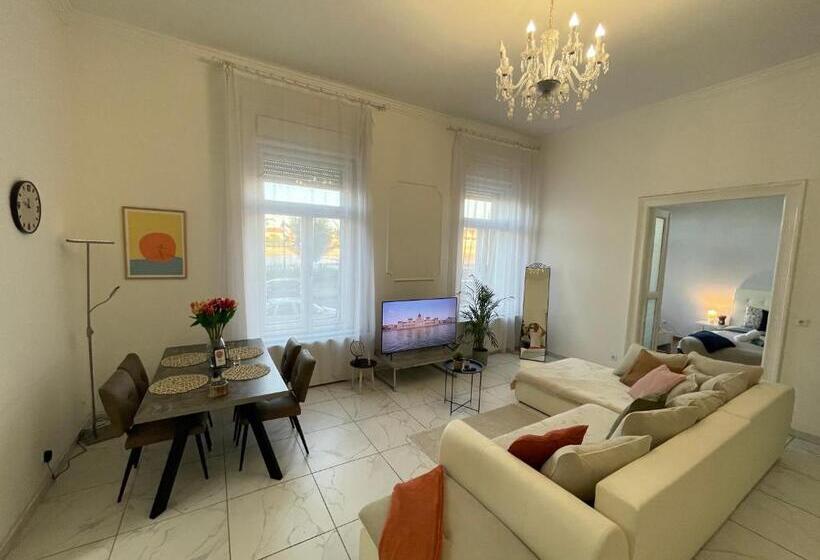 Luxury Riverside Panorama Apartment