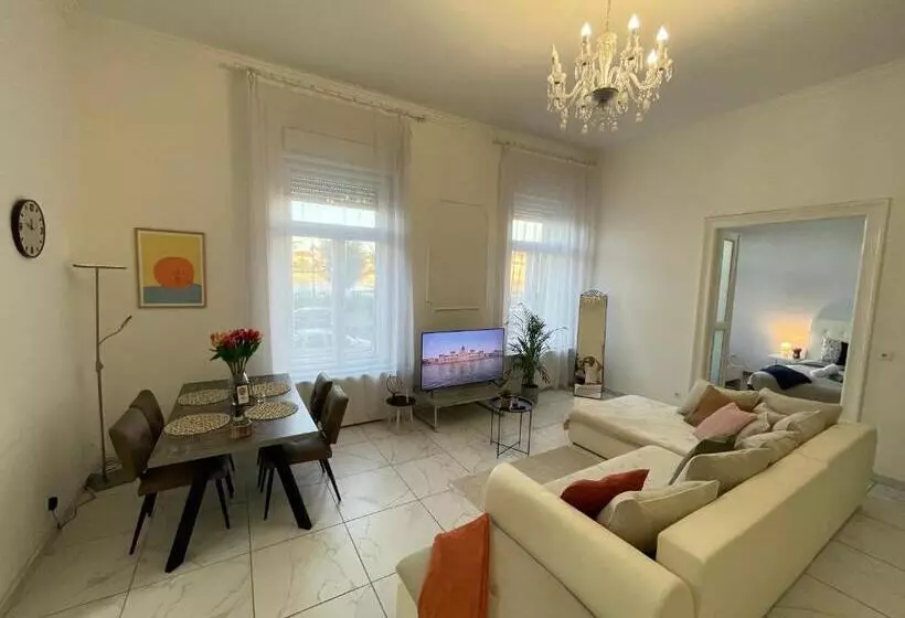 Luxury Riverside Panorama Apartment