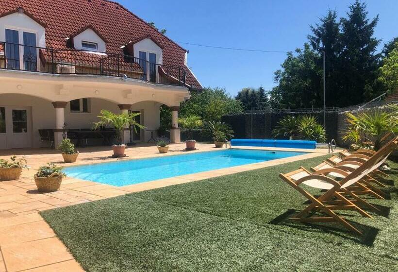 مبيت وإفطار Oázis Panzió