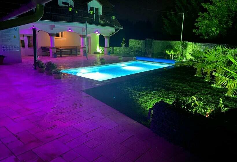 مبيت وإفطار Oázis Panzió