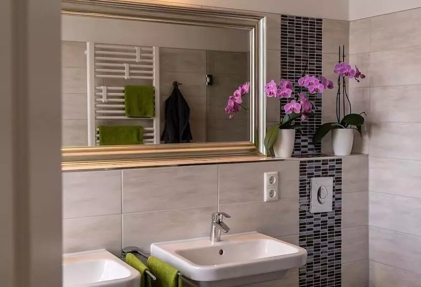 König Albert Residenz Nahe Bmw , Porsche , Dhl Und Messe