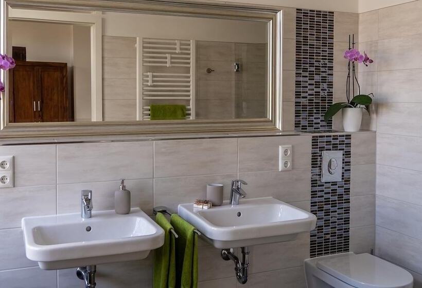 König Albert Residenz Nahe Bmw , Porsche , Dhl Und Messe