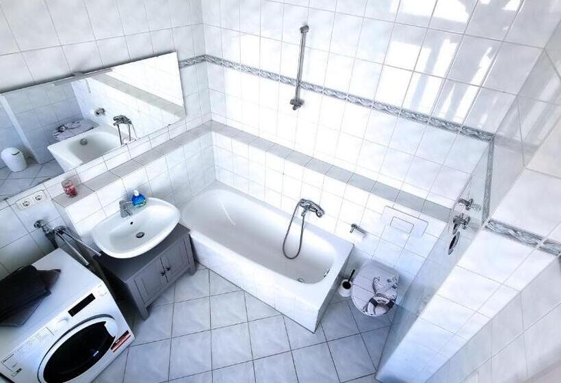 Malerische Maisonettewohnung Mit Zwei Balkonen