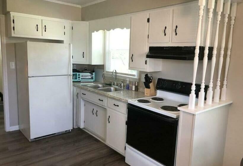 Newly Renovated Cozy Place Minutes From The Lake